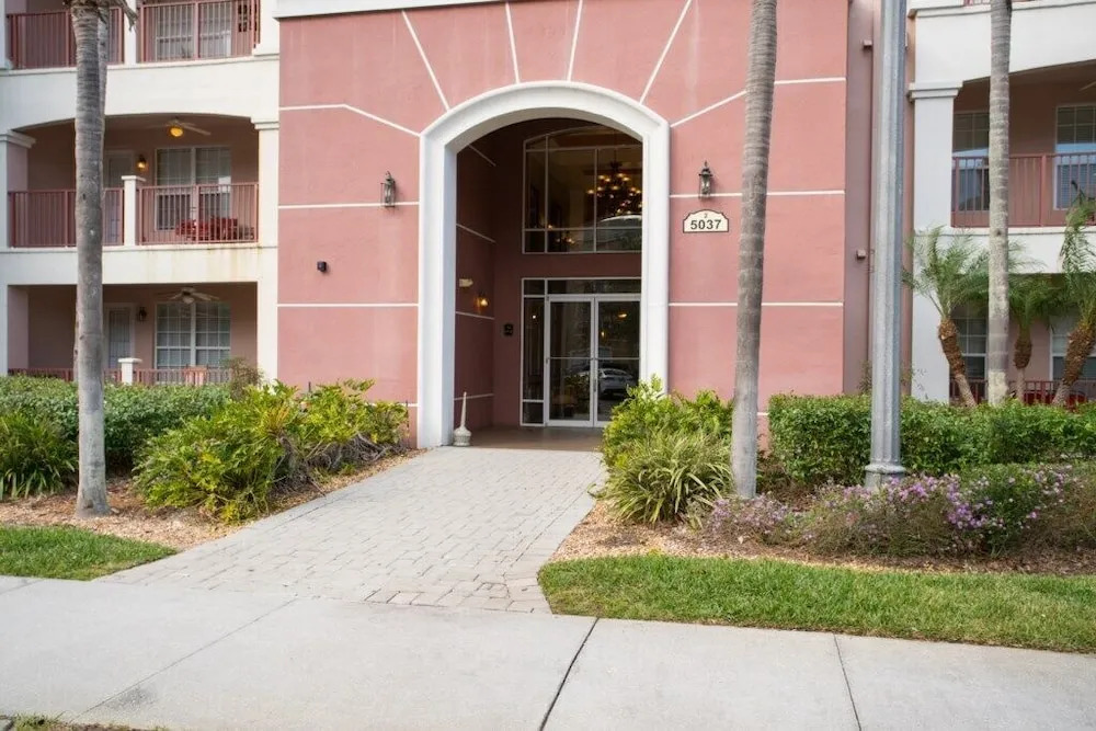 Penthouse Vision. 3 Bedroom Condo by Redawning