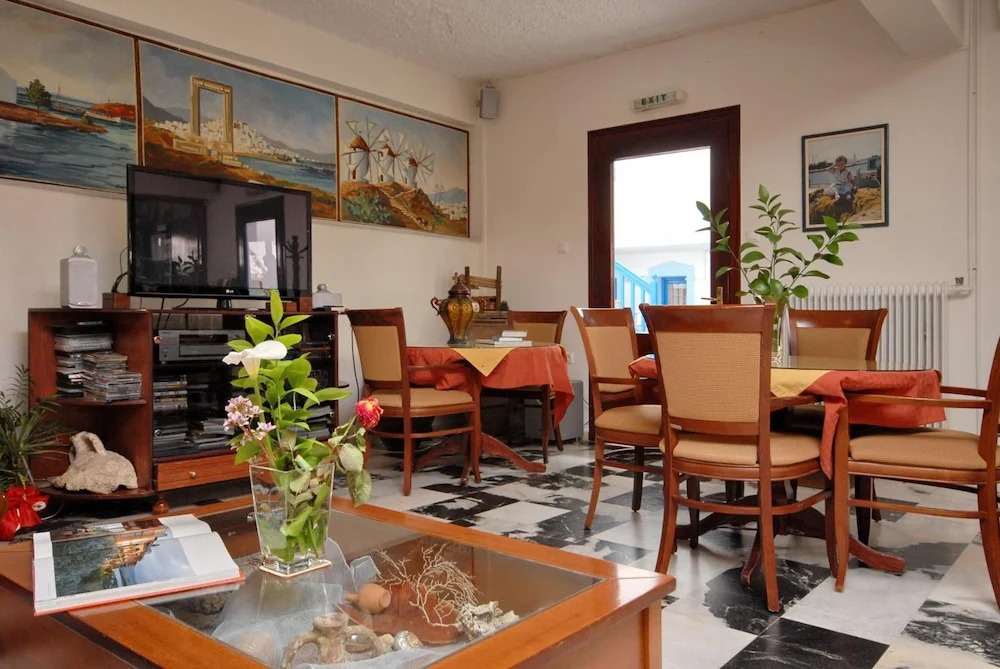 Barbouni Hotel & Studios
