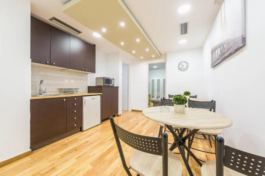Central 3 bdrm apt for 12, Fresh Renovated!