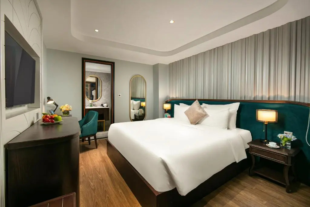 MAY DE VILLE Lakeside Hotel