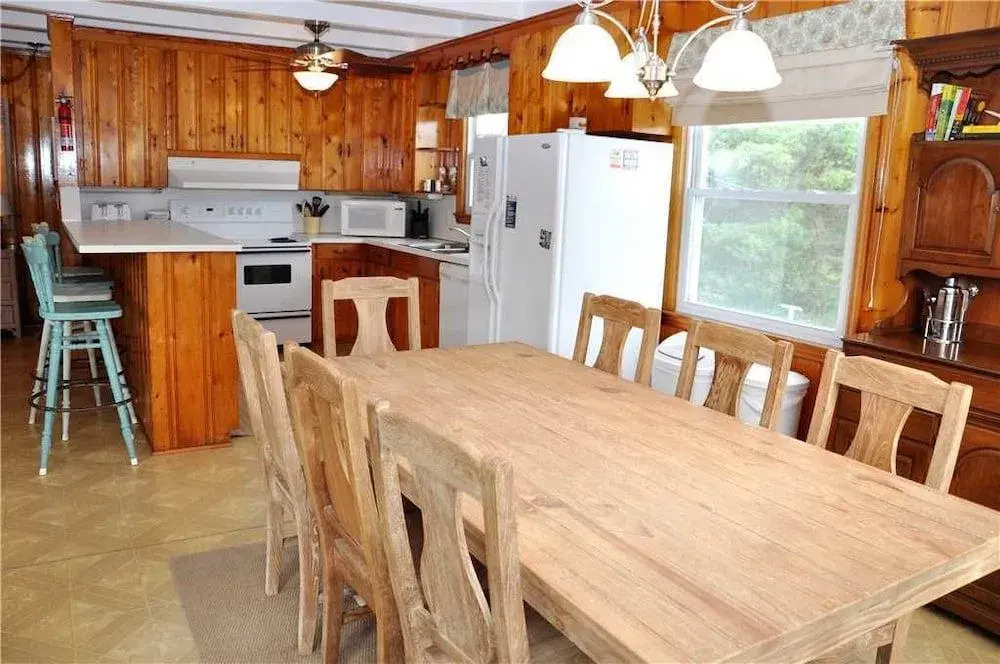 A Short Hop - 5 Br home by RedAwning