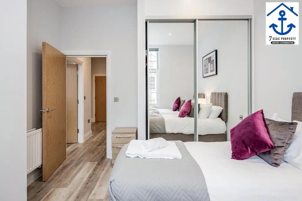 Luxury Apartment High Street Maidenhead w Parking