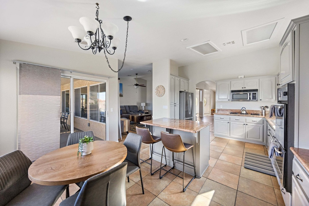 Casa Selecta - Pool, Hot Tub & Desert Skies 4 Bedroom Home