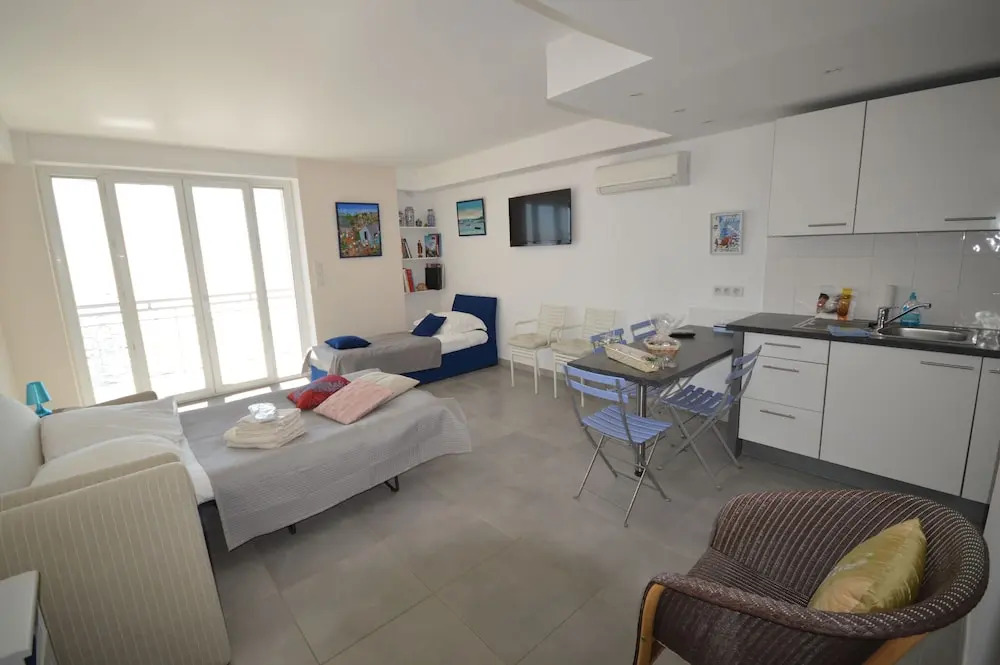 Les Princes Studio facing the sea