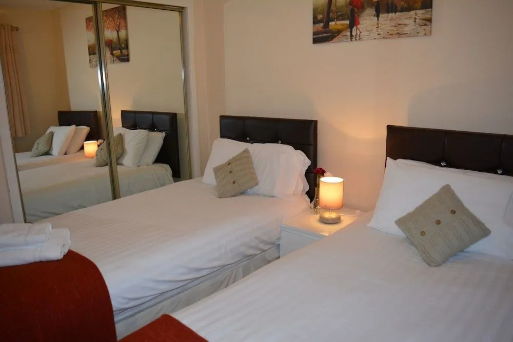 Facing Glasgow Green spacious Apartment Free parking