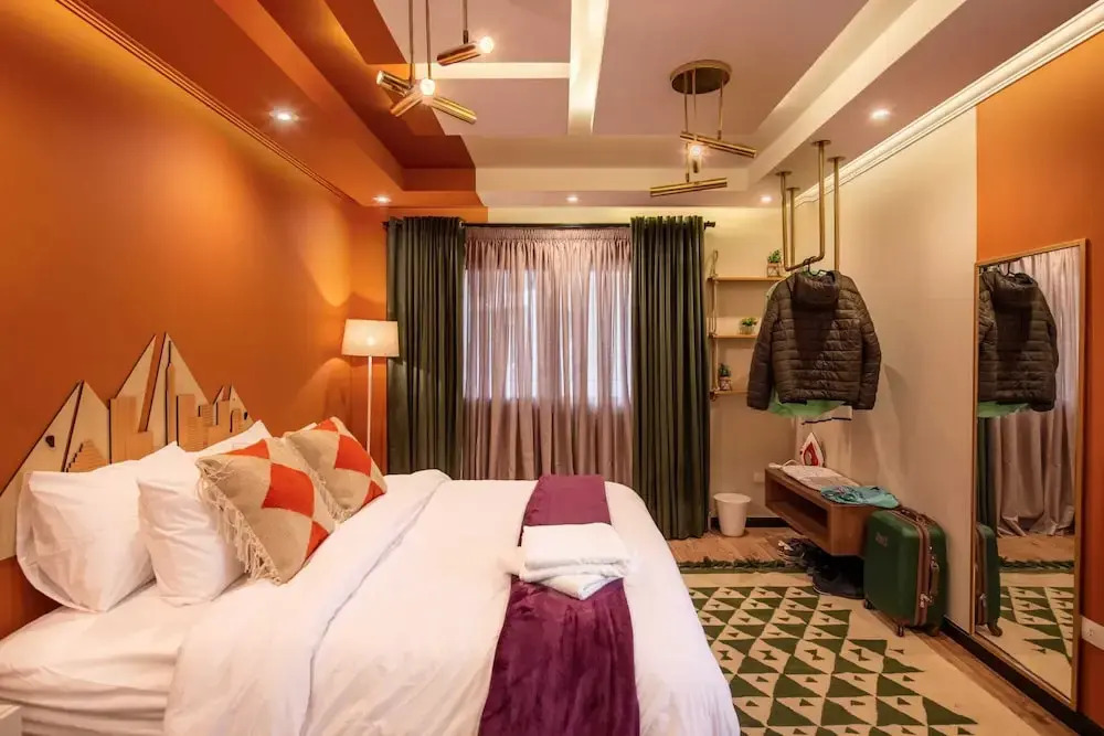 Xuru Stays I Waterfront Designer 2BR - 5 min to Airport