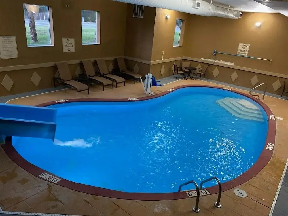 Econo Lodge Inn & Suites