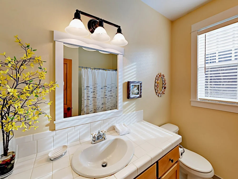 2751 SW Beach Ave Home 3 Bedrooms 2.5 Bathrooms Home