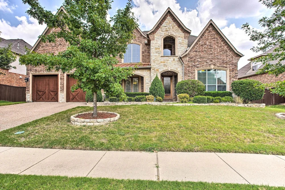 4 Mi to Grapevine Lake: Texas Home w/ Media Room