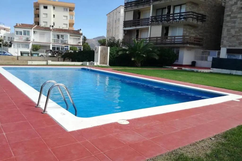 Apartament a Roses. Terrassa i piscina comunitaria