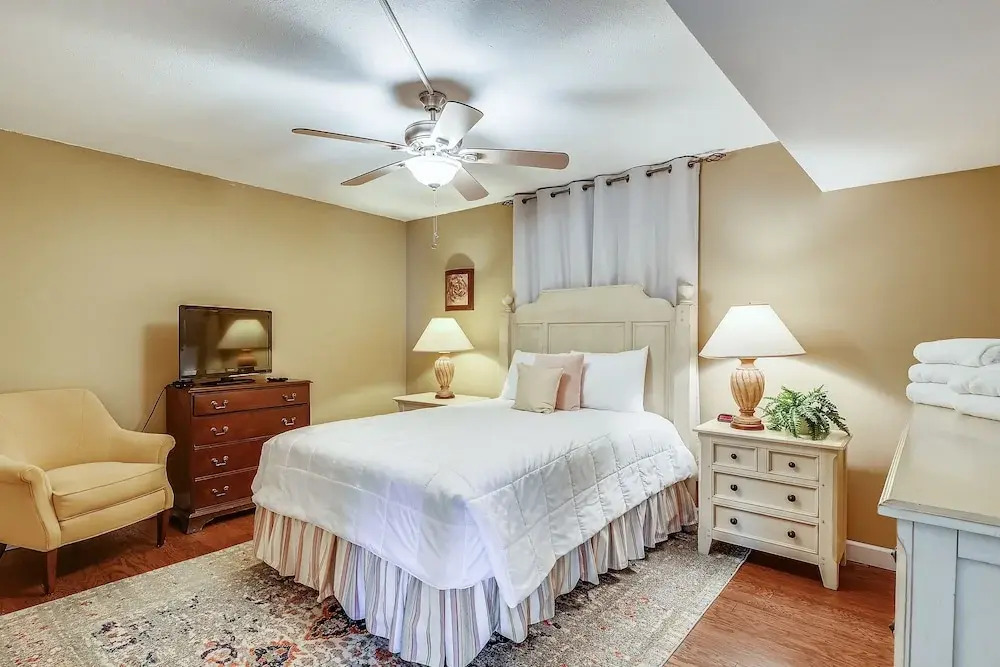 DP 202C Recently renovated 2 bedroom condo near Destin Harbor and amazing views by RedAwning