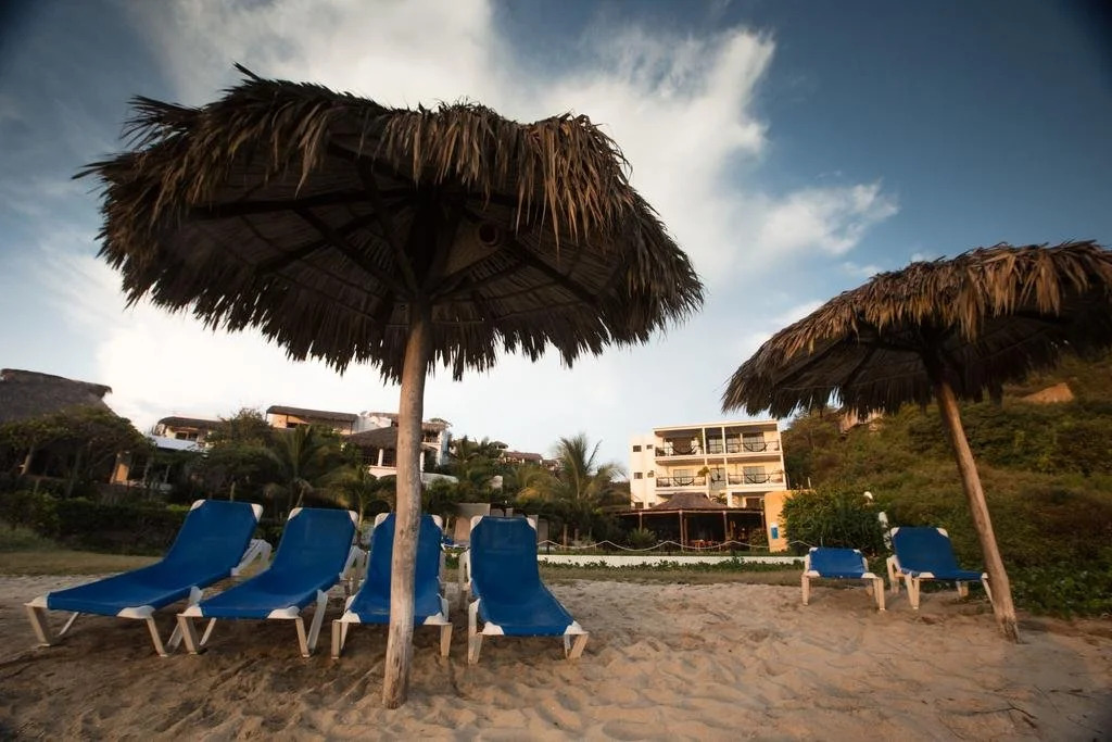 Manta Raya Hotel - right on the beach