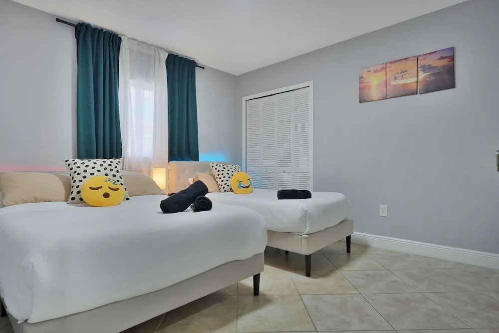 Unique Escape GameRoom! Bar, BBQ, Spacious, and Near Beach