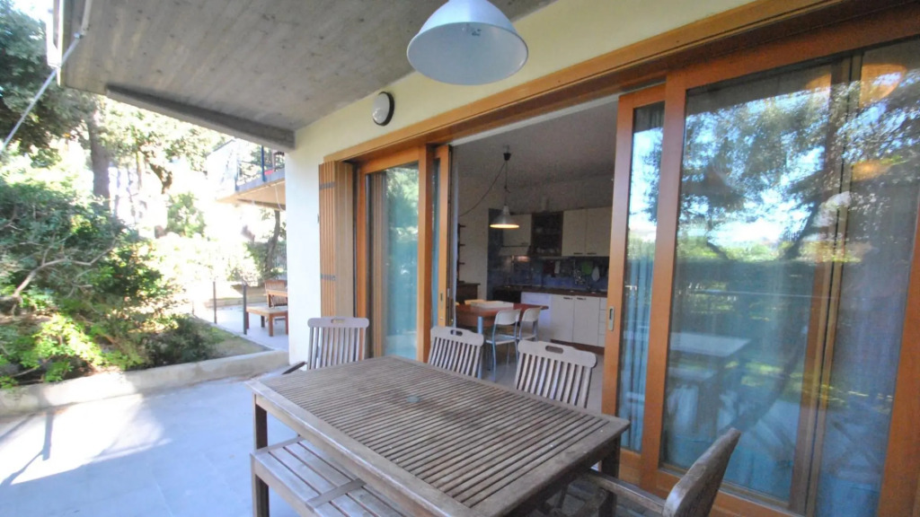 In vacation residence , 40 mt from the sea,apartment for 4-6 people, on the ground floor with a priv-villa marina int 2 Ostro