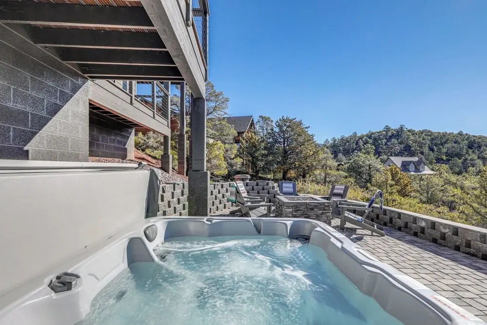 Hot Tub & Panoramic Mtn Views: Pine Retreat!