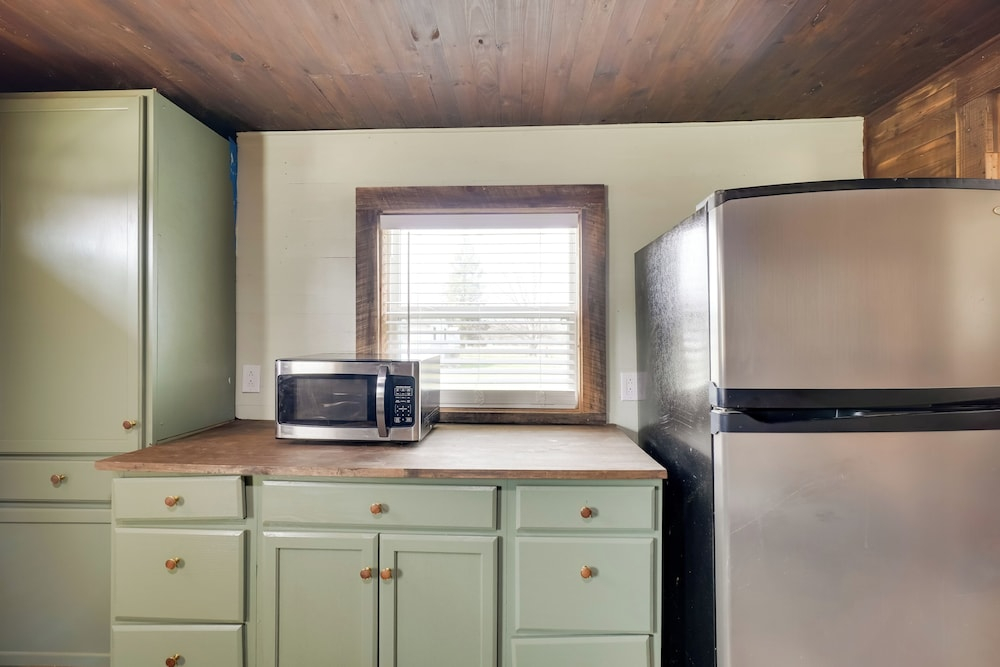 2 Mi to Nat'l Park: Riverside Smoky Mtn Cabin!