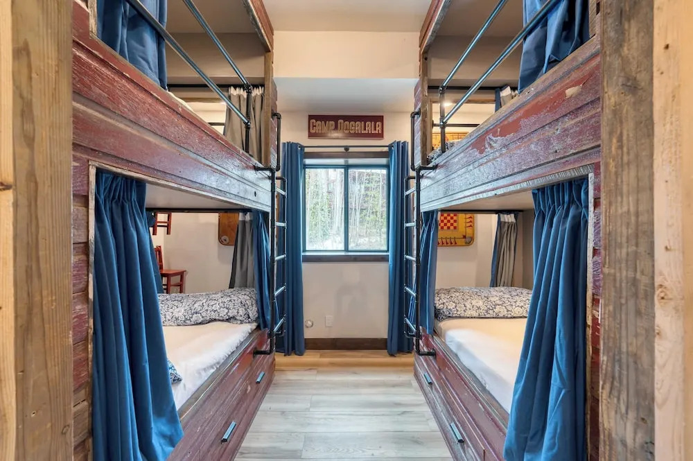 Winterhaven Estate by Avantstay Sleeps 19 Guests Mountain Compound w/ Views, Firepit, Hot Tub
