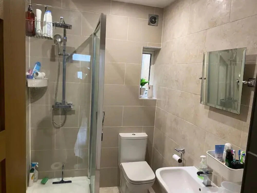 Modern 5 Bedroom Family House - 18 Mins to Station