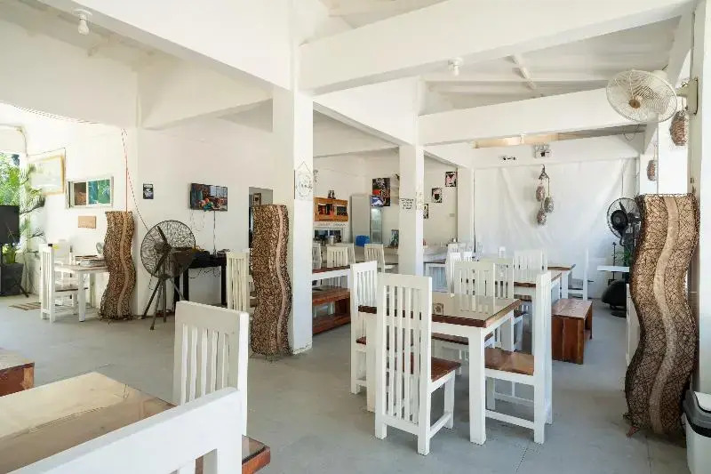 Costas De Liwa Bar & Beach Resort