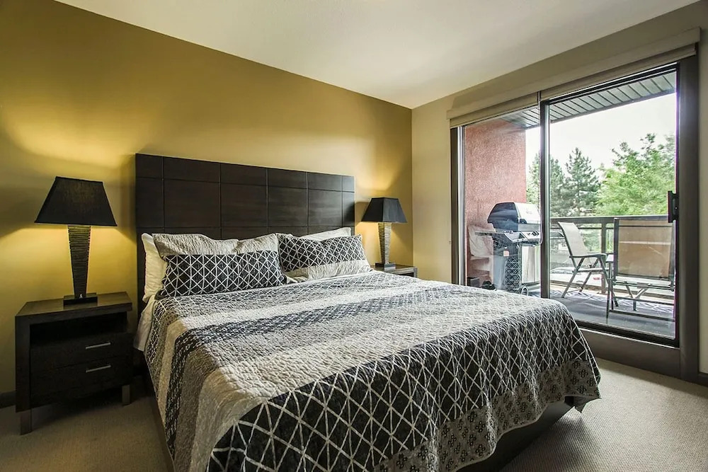 Gorgeous Two Bedroom Two Bath Plus Den by Elevator #249