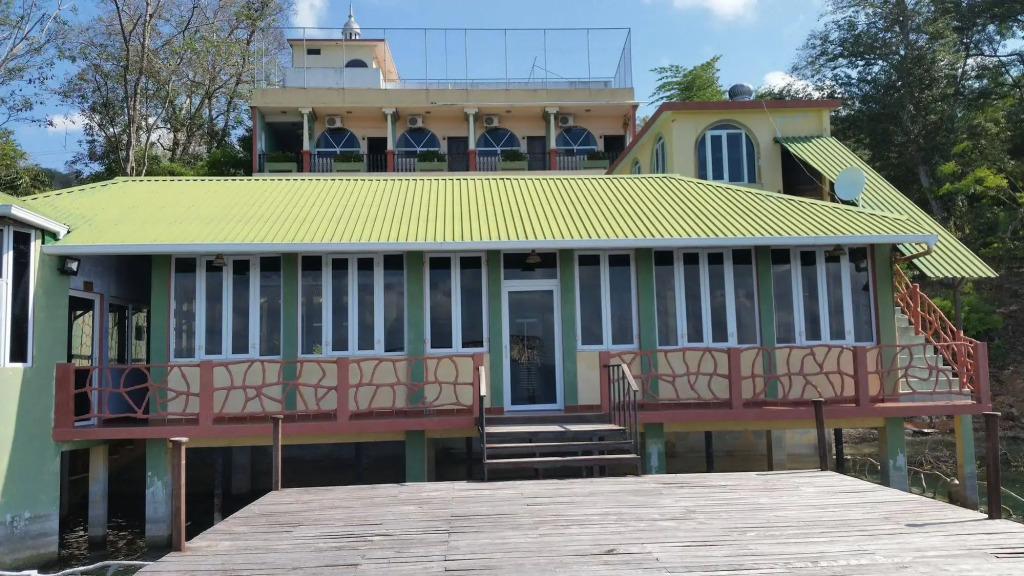 Ribiera del Lago Peten Itza