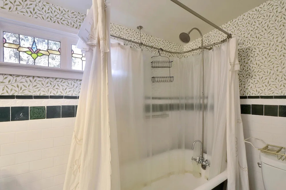 2BR 2BA Remodeled South Austin Cottage by RedAwning