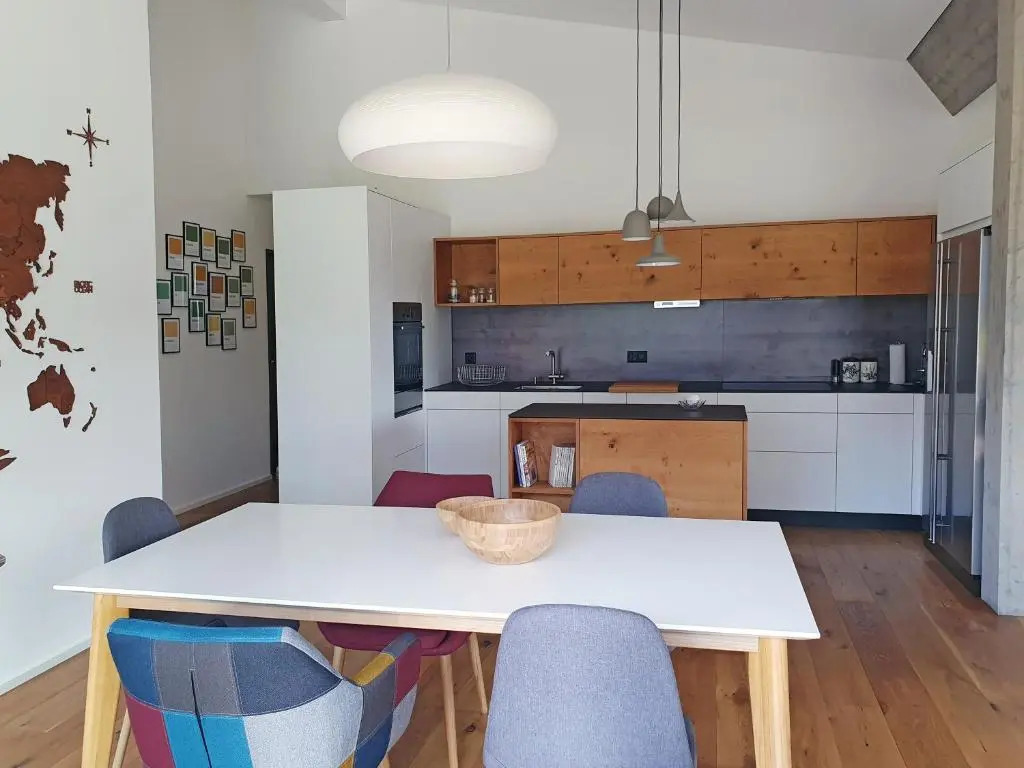 3,5 Zimmer Dachwohnung: Modern, komfortabel, zentral, mit Bergsicht