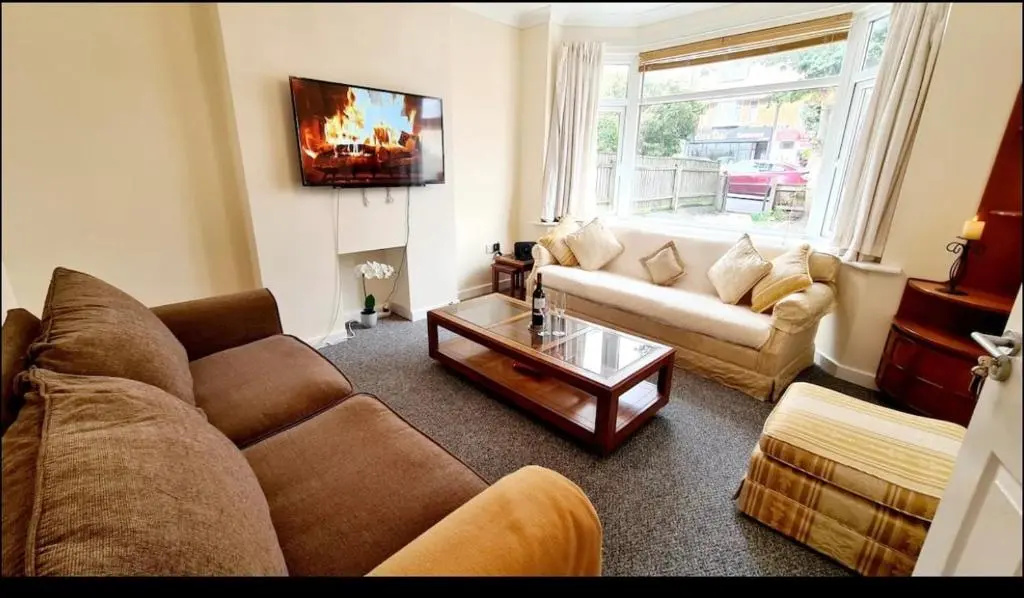 Cleopatra Family Accommodation Sleeps 11 with 2 free parkings
