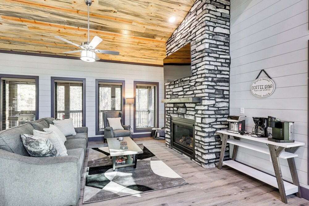 Near New Casino: Broken Bow Cabin w/ Hot Tub