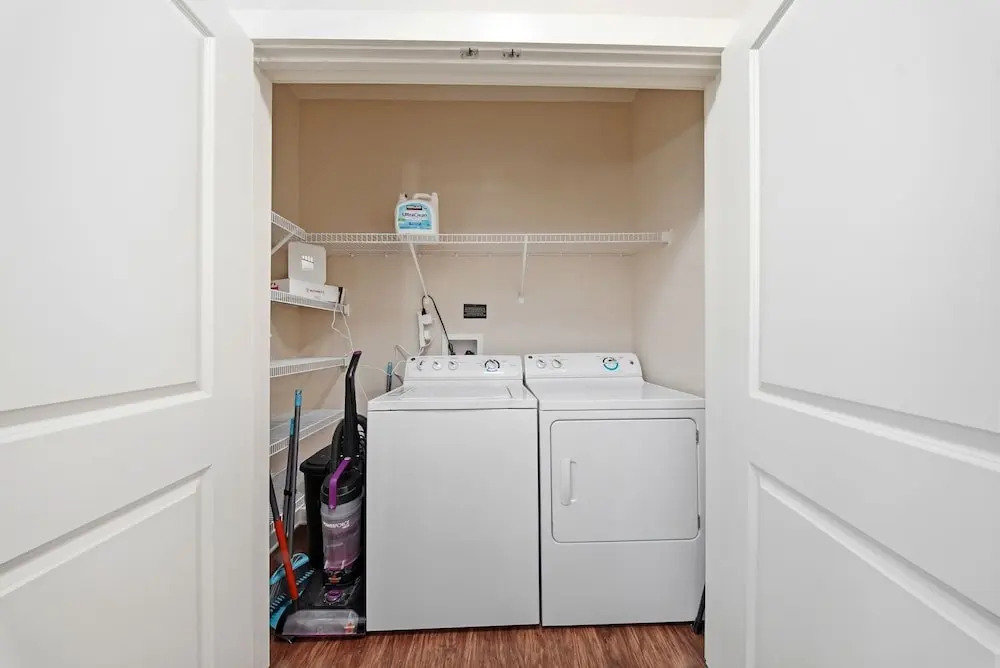 Modern 2BR w Pool Pet-friendly Unit 17