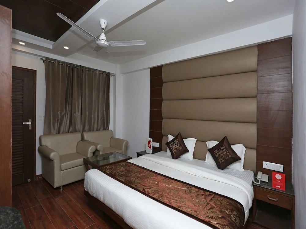 OYO 15210 Hotel Aashna