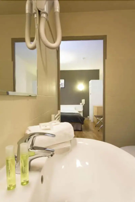 Brit Hotel du Parc Niort Centre-Parking gratuit