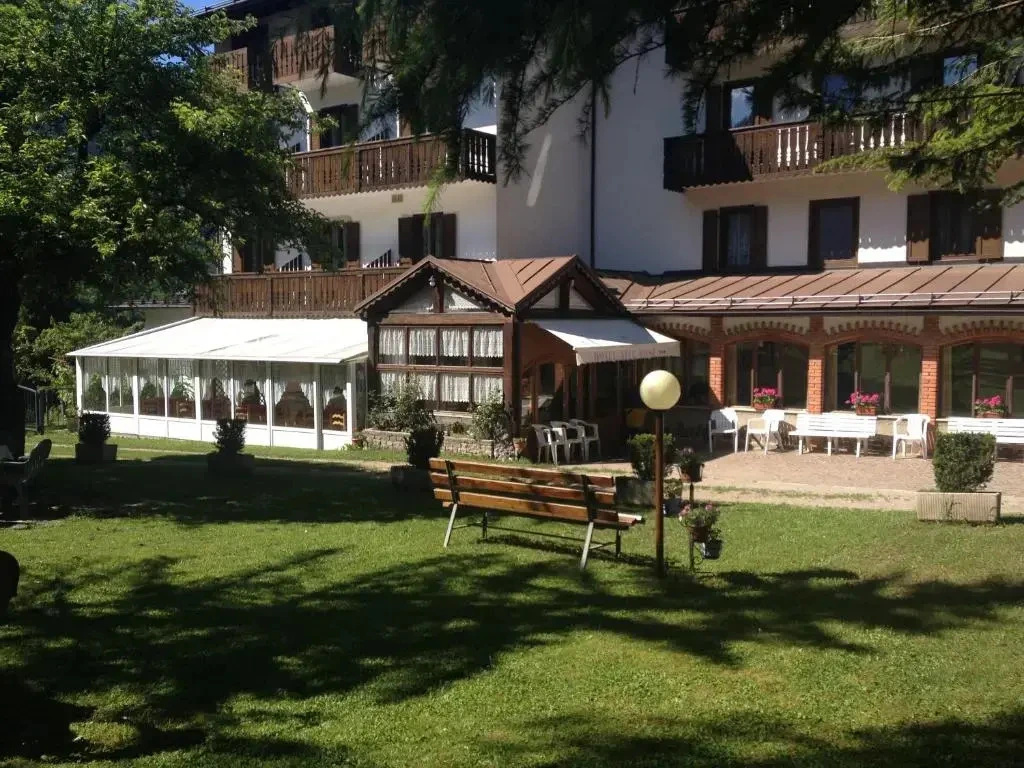 Hotel alle Rose Family inspired garden and SPA