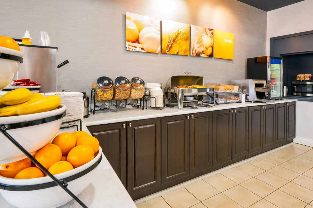 Comfort Hotel & Suites
