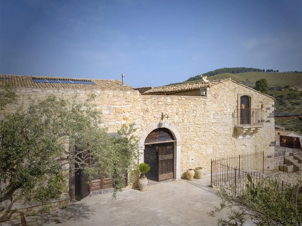 Masseria Fortificata Lo Zafferaneto