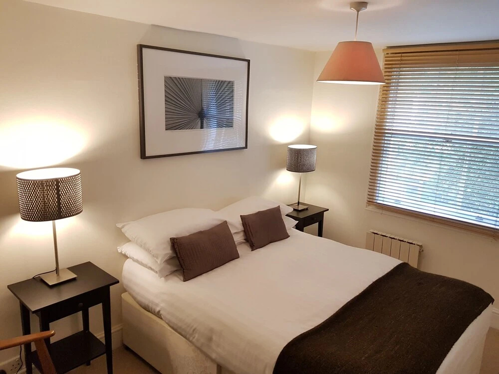 Modern 2 Bedroom Flat in Victoria - Zone 1