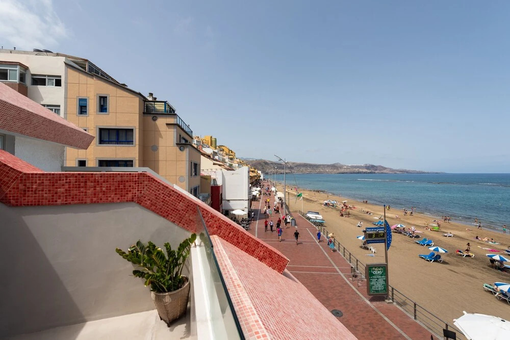 Front line, great sunsets, with sea views