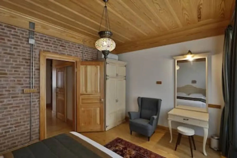 401 Old City Brand New Spacious With Balcony