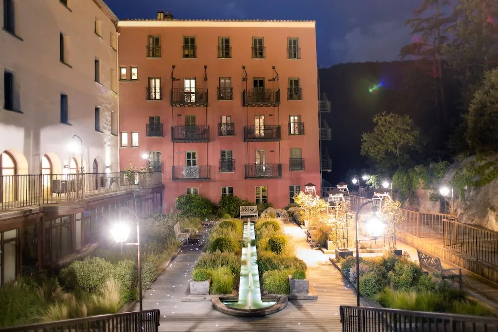 Les Pyrénées - le Grand Hôtel & le Château