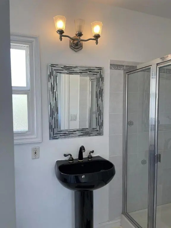Spacious 1Bed, 1 Bath in Beverly Hills