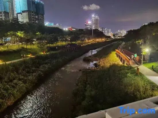 Golden White Crane Hotel (Xili Metro Station)