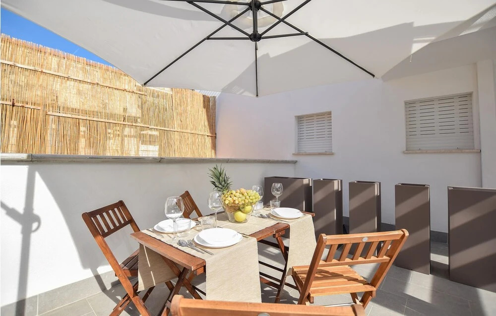 Stunning Apartment in Lido di Camaiore With Wifi and 2 Bedrooms