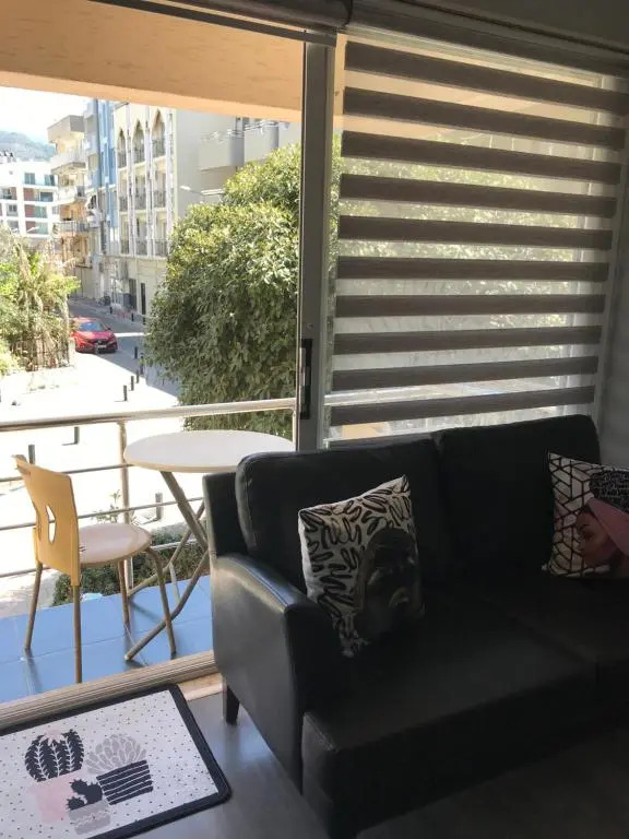 Lovely studio in excellent central location 1 min walk to beach with air/con