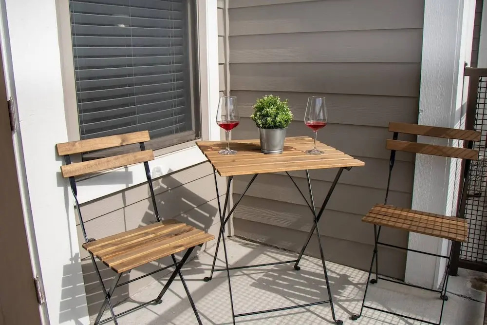 Modern & Private Condo Balcony Great Location
