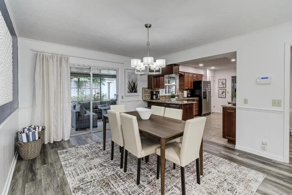 Modern style 3Bedroom home with hot tub less than 5 Mins from Legoland