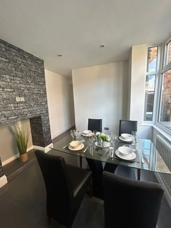 NEW 4 Double Bedrooms Large House