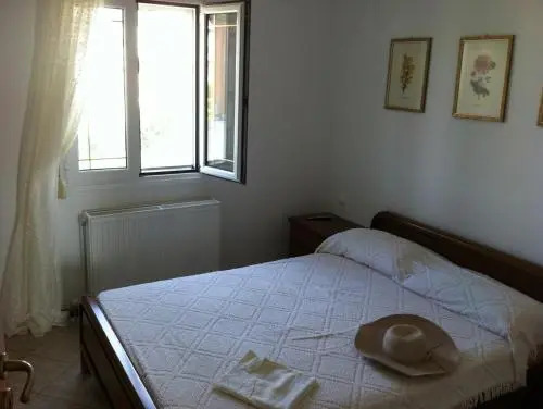 Family Apartment Ammoudi with shared mini-pool
