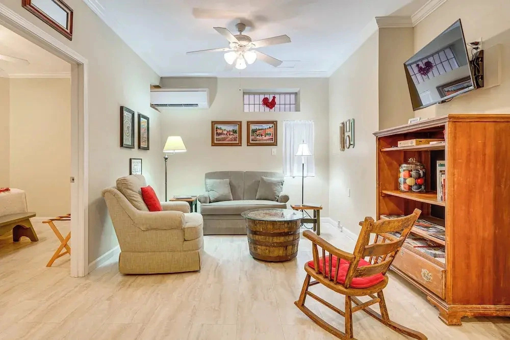 Walk to Main Street: Saluda Escape w/ Garden Patio