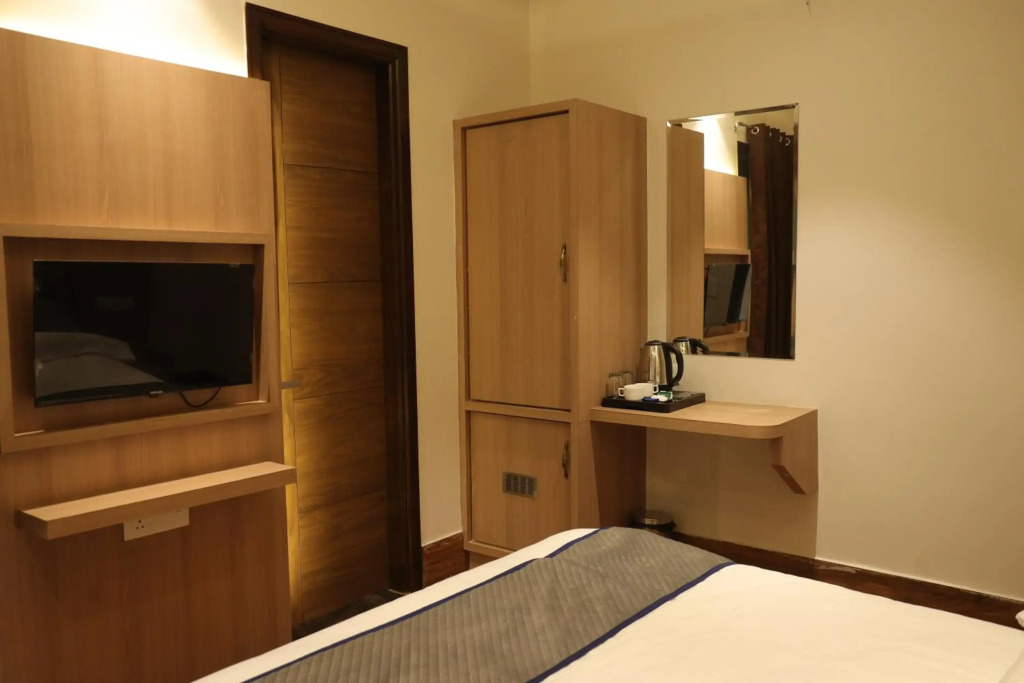 Hotel Crown Savoy, Near Railway Station & GURU NANAK DEV UNIVERSITY