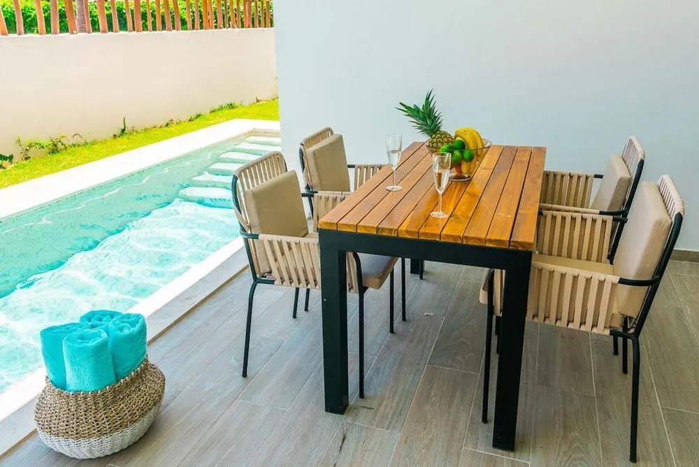 Modern Luxury Condo With Swimming Pool Only Steps Away From The Beach